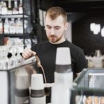 Кофе навынос впервые упал в продажах: мы стали экономить на маленьких радостях