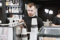 Кофе навынос впервые упал в продажах: мы стали экономить на маленьких радостях